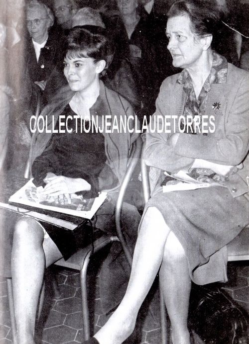 Samedi 27 Juin 1964 Mireille et Madame Laure Collière, son professeur de chant, attendent les résultats.....