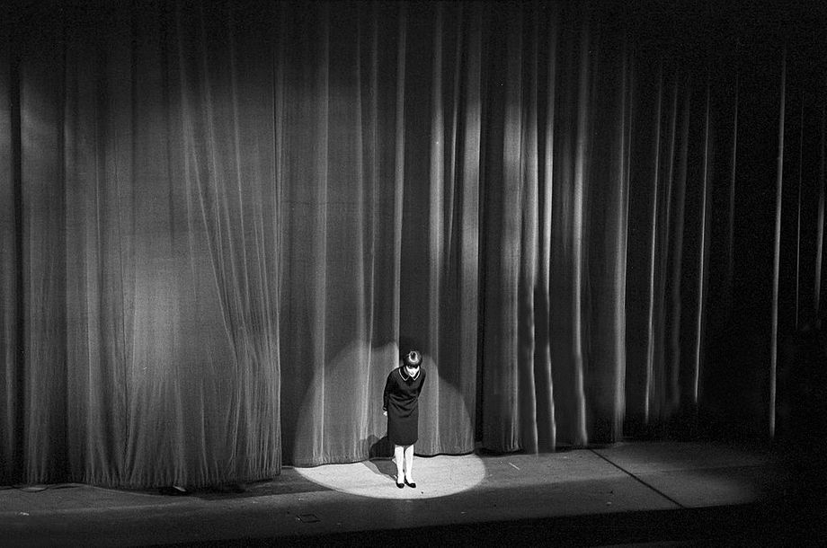 Mireille sur la scène de l' Olympia le 28 Décembre 1965